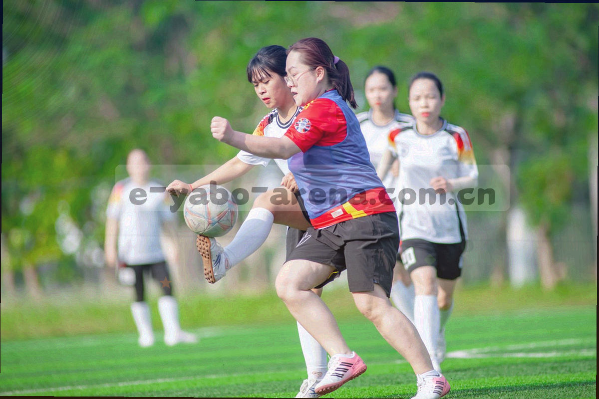 深色数据表格中第二栏控球率被荧光青方框标出，横向滚动时列头保持可见的界面示意